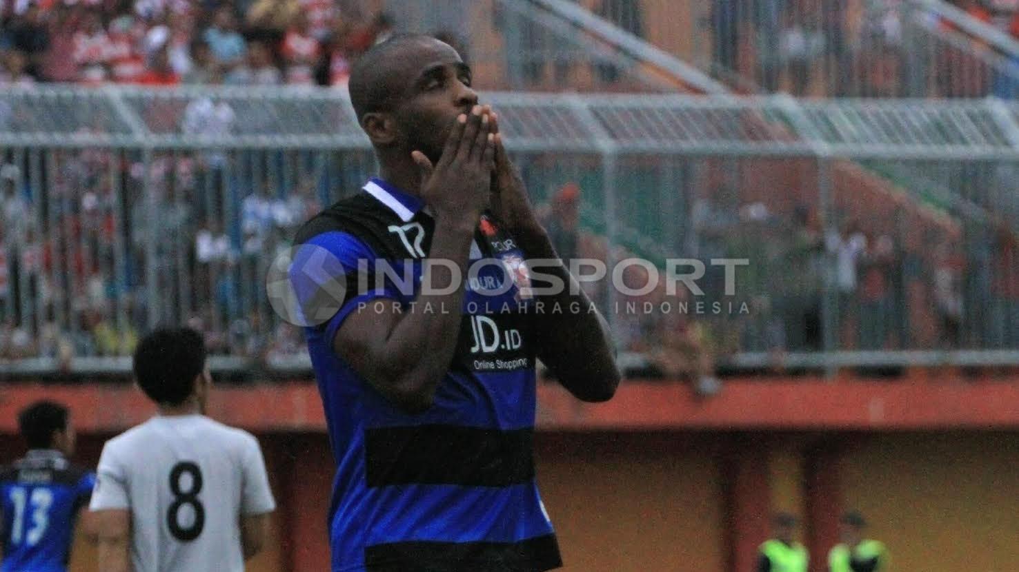 Selebrasi gol Greg Nwokolo usai membobol gawang Persela Lamongan. - INDOSPORT